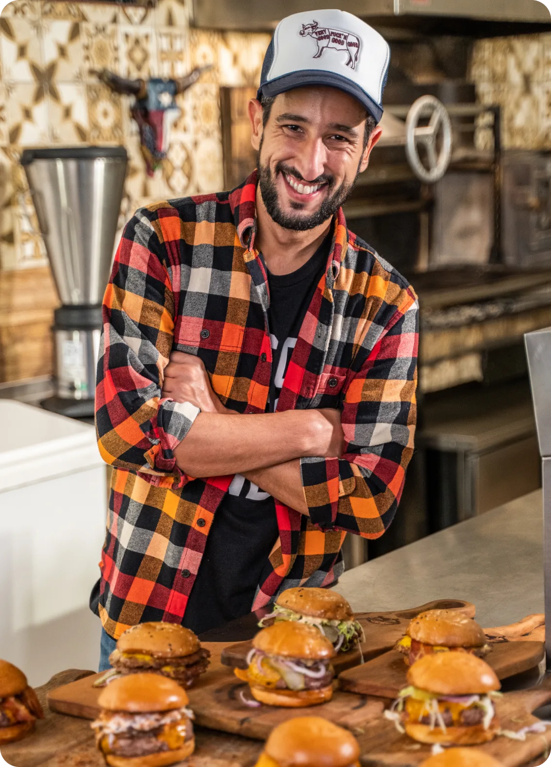 Netão Bom Beef na cozinha com hambúrgueres montados