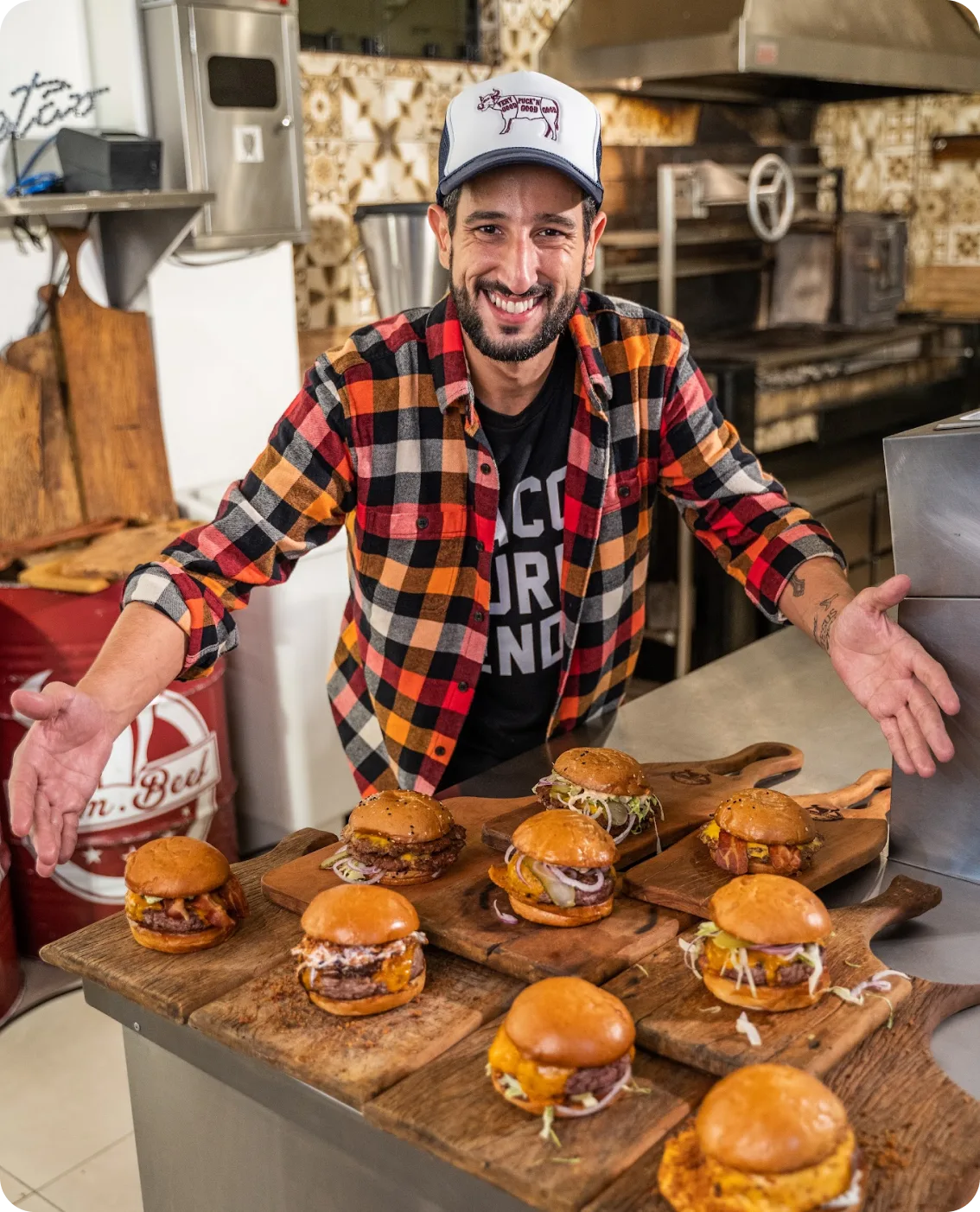 Netão Bom Beef apresentando os hambúrgueres na hamburgueria